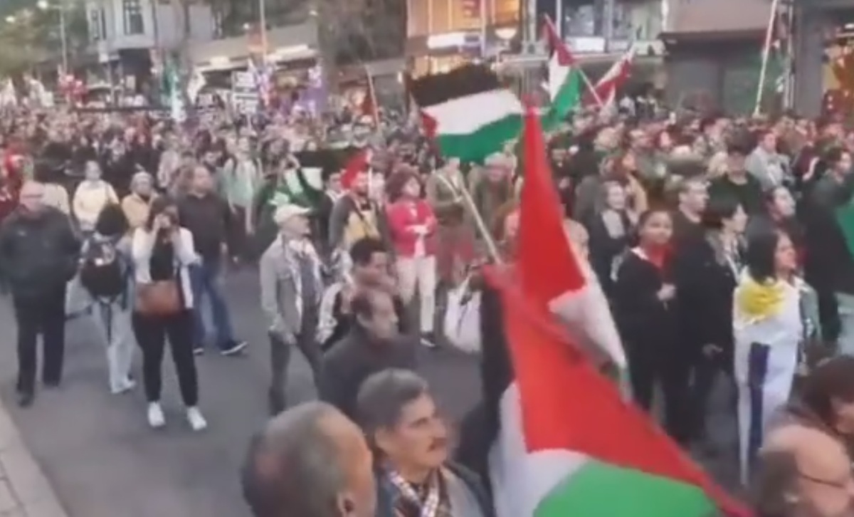 تظاهرات گسترده در اروگوئه در محکومیت قتل عام رژیم صهیونیستی علیه فلسطینیان درغزه (فیلم)