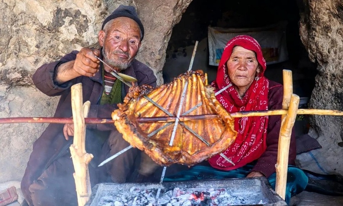 کباب کردن 2 کیلوگرم دنده گوسفند به سبک زوج مسن غارنشین افغانستانی (فیلم)