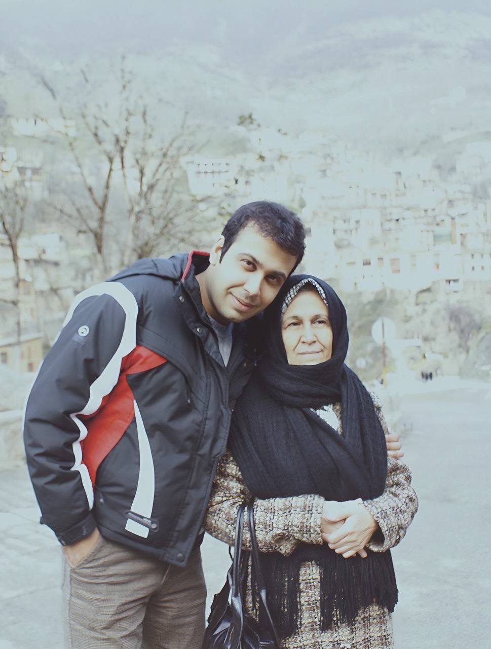 عکس | عکس یادگاری محسن چاوشی با مادرش در دوران جوانی