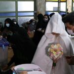 ببینید | حضور جالب یک عروس و داماد پای صندوق رای در مسجد