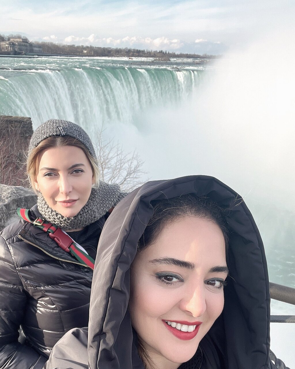 عکس | خوش گذرانی نرگس محمدی و فریبا نادری در کنار آبشار نیاگارا