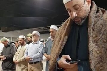 ببینید | موبایل بازی یک امام جماعت در کانادا هنگام نماز خواندن ببینید | موبایل بازی یک امام جماعت در کانادا هنگام نماز خواندن