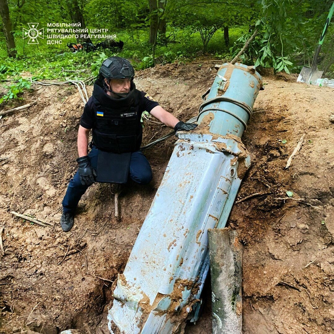 عکس | تصویری از سقوط پیشرفته‌ترین موشک روسیه در جنگل‌های اوکراین