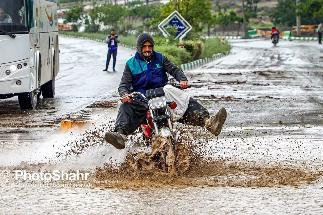عکس | پربازدیدترین تصویر از سیل در مشهد؛ ژست خاص یک موتورسوار!