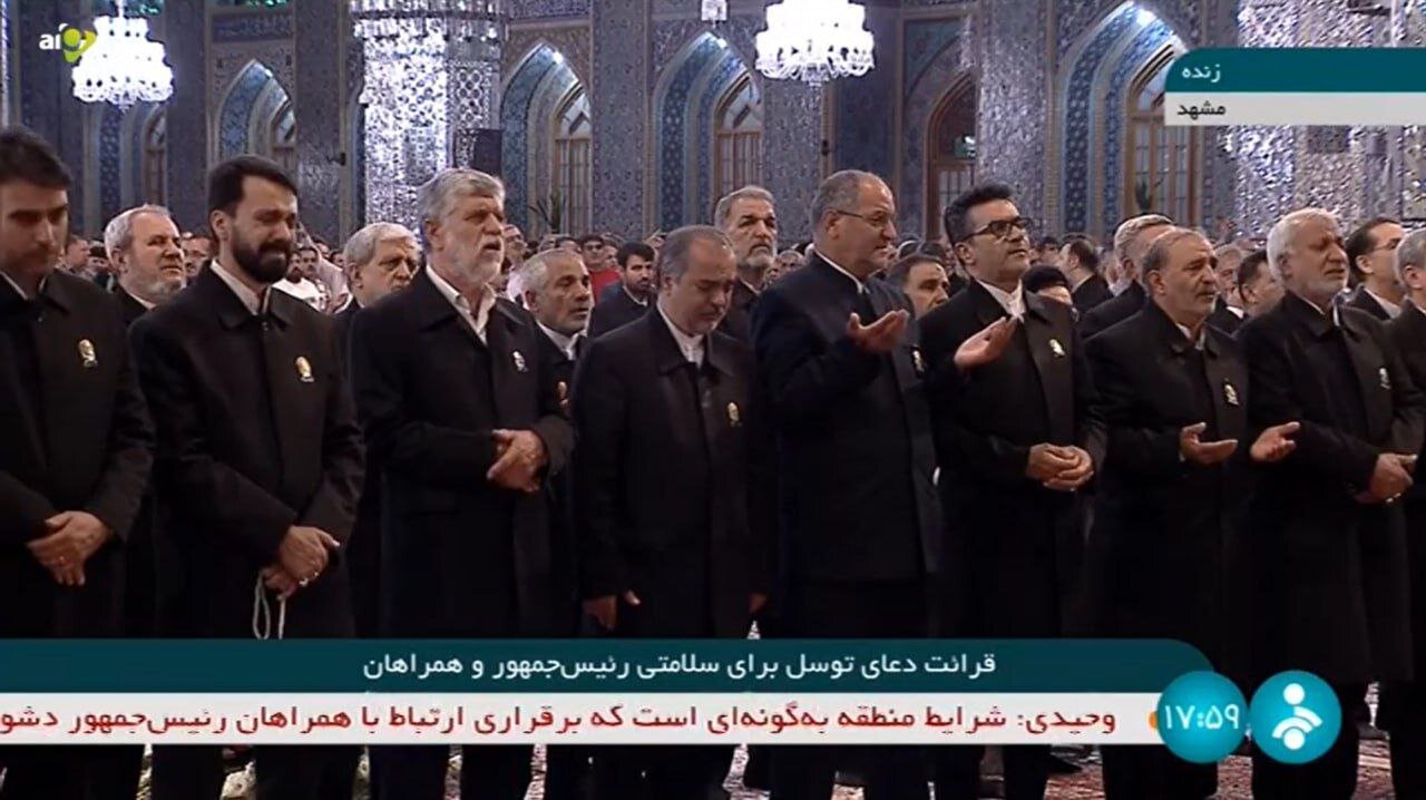 عکس | برگزاری دعا و توسل در مشهد برای سلامتی رئیسی و تیم همراهش