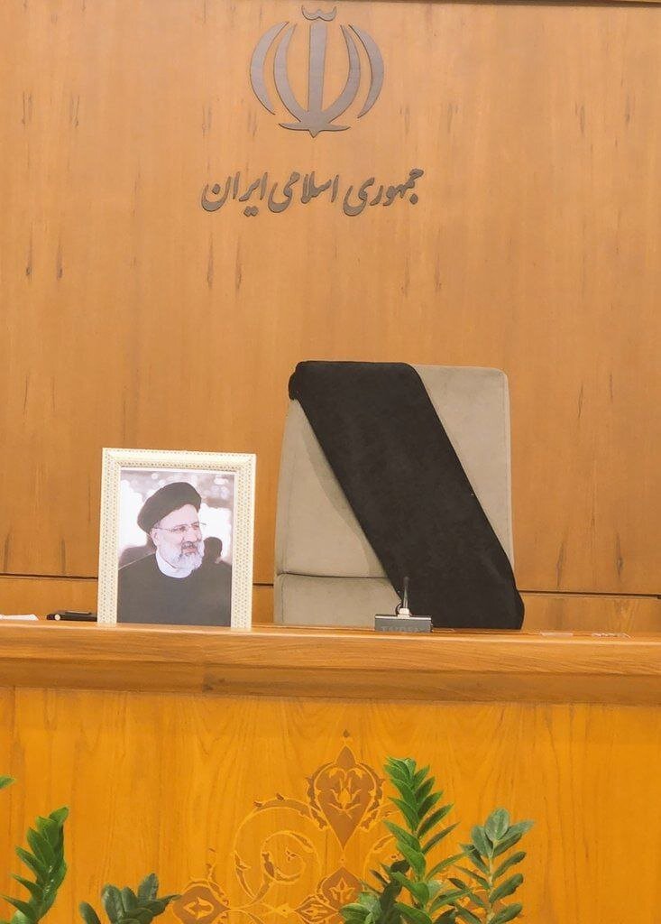 عکس | پارچه سیاه روی صندلی رئیسی در هیات دولت؛ عکسی که وزیر اقتصاد منتشر کرد