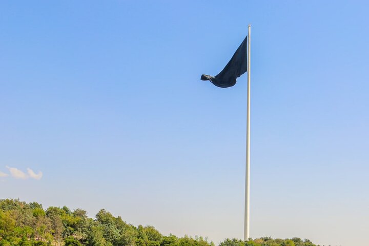 پرچم عزا در بزرگترین برج پرچم کشور