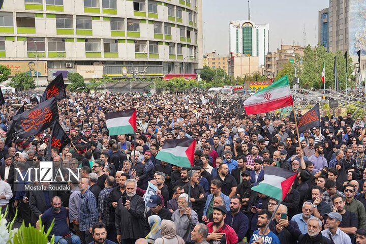 اجتماع مردم تهران در میدان ولیعصر (عج)