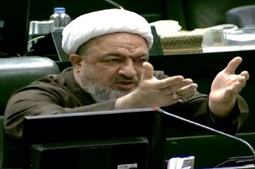 عکس | تصویری از حمید رسایی نماینده مجلس در حال چک کردن تلگرام! عکس | تصویری از حمید رسایی نماینده مجلس در حال چک کردن تلگرام!