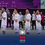 سلام نظامی بازیکنان ایران هنگام پخش سرود ملی پیش از بازی با تاجیکستان