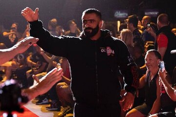 عکس | تصویر رهبر انقلاب روی تلفن همراه هادی چوپان عکس | تصویر رهبر انقلاب روی تلفن همراه هادی چوپان