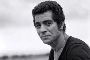 عکس | تصویری از بهروز وثوقی با خودروی لوکس شخصی در تهران در دهه ۵۰ عکس | تصویری از بهروز وثوقی با خودروی لوکس شخصی در تهران در دهه ۵۰