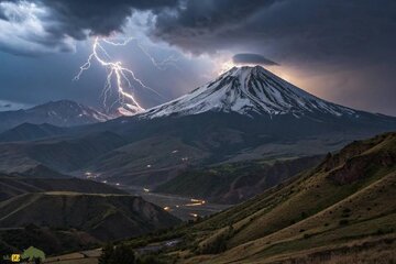 عکس | رد نور ستاره‌های صورت فلکی شکارچی بر فراز دماوند در مدت ۲۰ دقیقه عکاسی