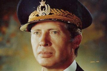 عکس | تصویری از نادر جهانبانی ژنرال چشم آبی در سواحل اسپانیا در دهه ۵۰