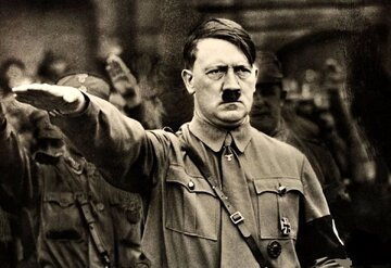 عکس | تصویر کمتر دیده شده از هیتلر در حال تعظیم مقابل یک مقام ارشد!