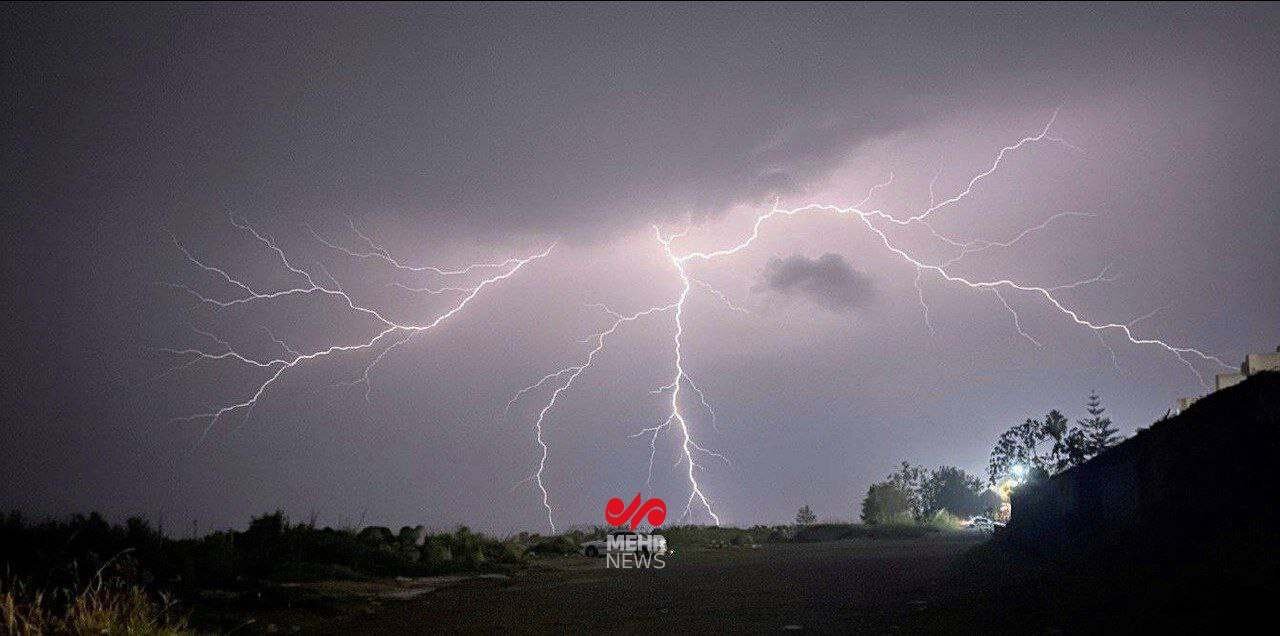 عکس | ثبت لحظه بی‌نظیر صاعقه شدید در تنکابن