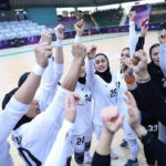 ببینید |  هم‌خوانی ترانه حماسی توسط شیر زنان ایرانی در رختکن