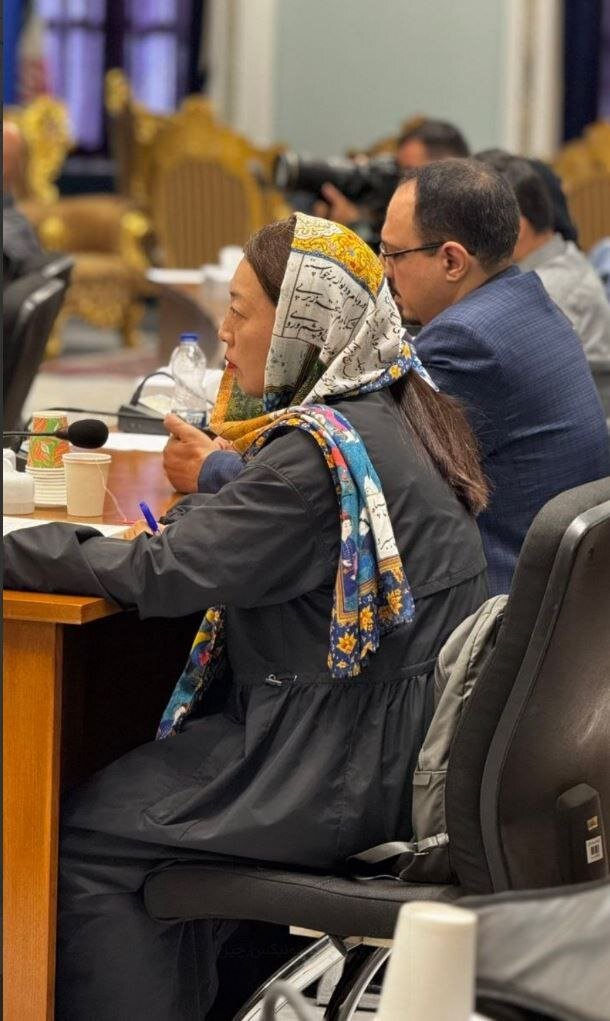 عکس | روسری خبرنگار فونیکس چین با اشعار فارسی