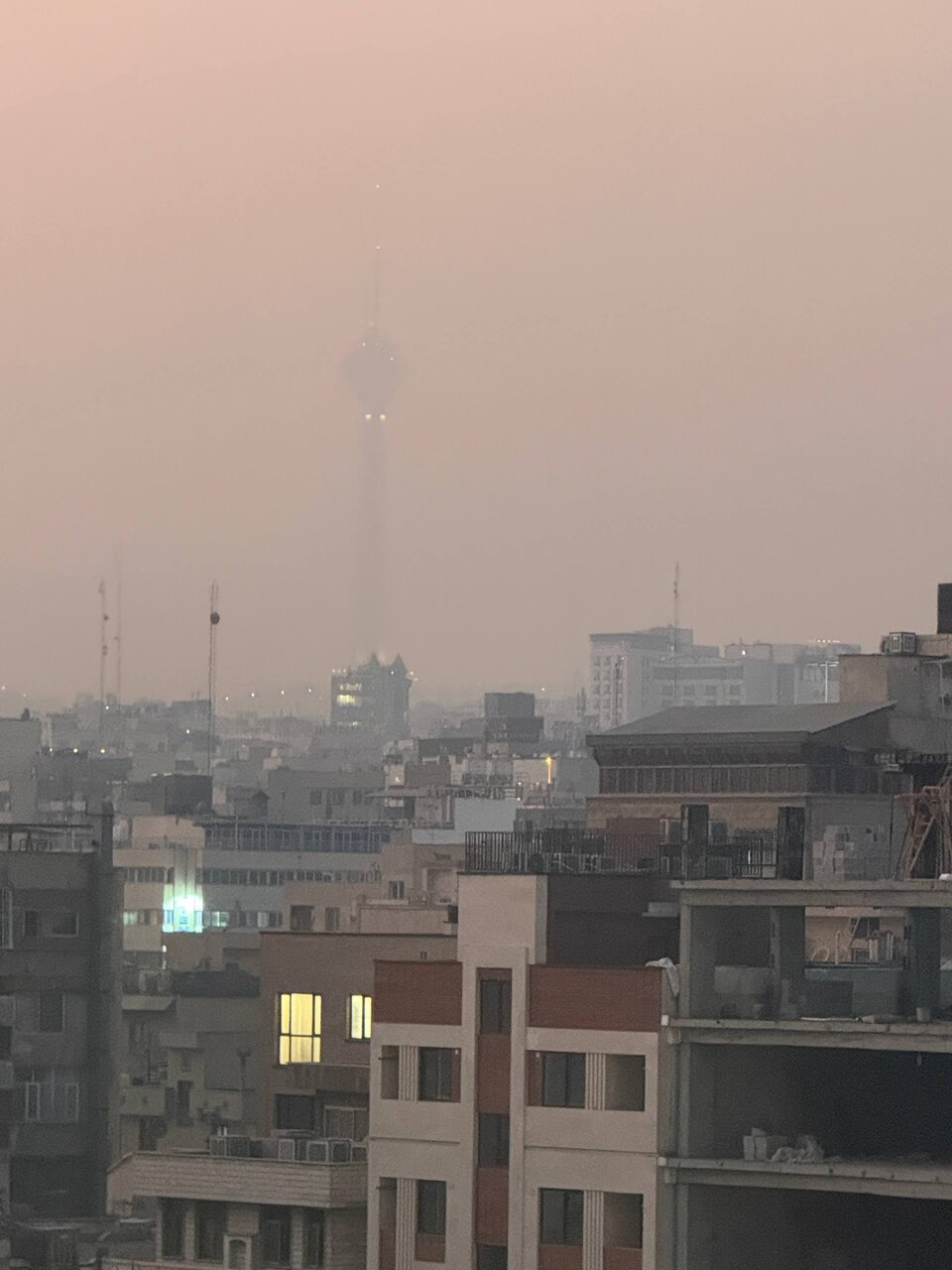 عکس | برج میلاد در آغوش غبار و دود غیب شد!