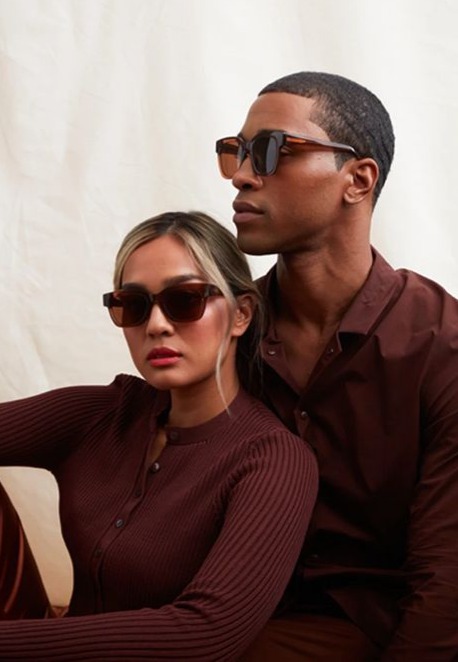 تصویری از دو مدل با عینک آفتابی