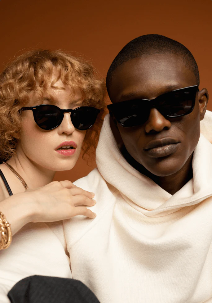 تصویری از دو مدل با عینک آفتابی