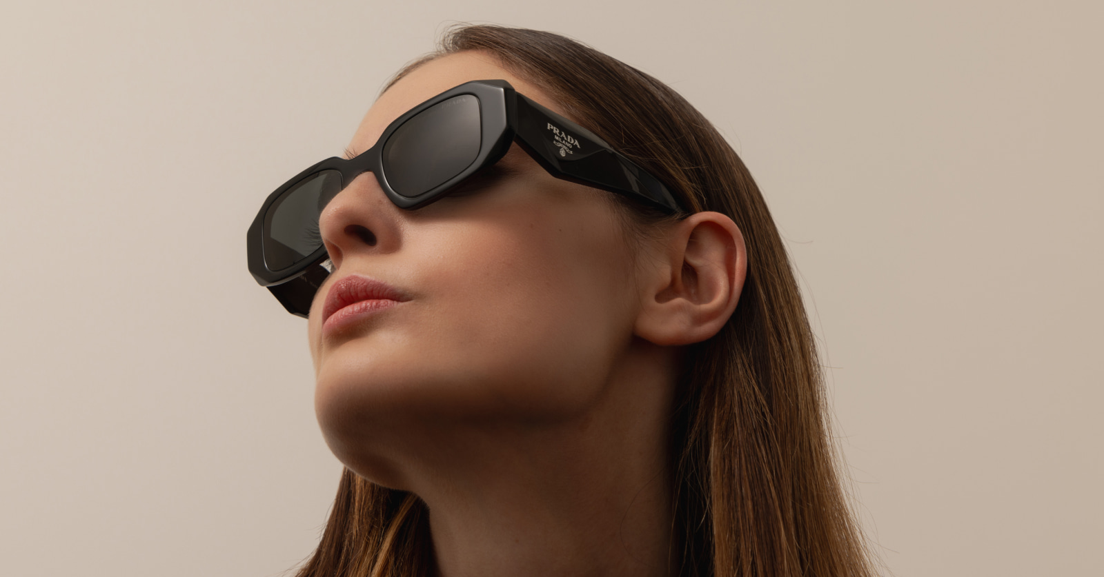 تصویری از عینک پرادا مشکی روی صورت مدل