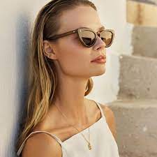 تصویری از عینک آفتابی زنانه روی صورت مدل