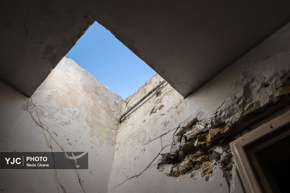 نمای نزدیک از شکاف‌های ناشی از فرونشست زمین در بناهای تاریخی و خیابان‌های اصفهان که نشان‌دهنده آسیب به زیرساخت‌ها و میراث فرهنگی است.