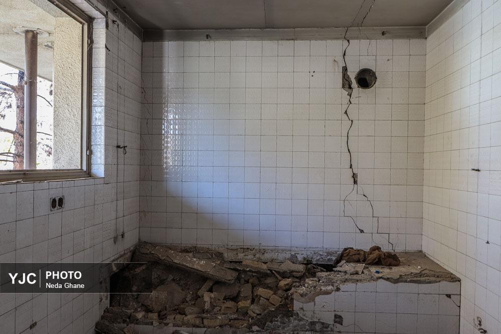 نمای نزدیک از شکاف‌های ناشی از فرونشست زمین در بناهای تاریخی و خیابان‌های اصفهان که نشان‌دهنده آسیب به زیرساخت‌ها و میراث فرهنگی است.