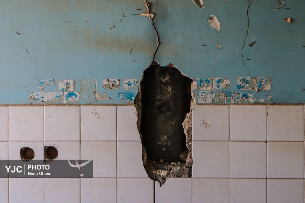 نمای نزدیک از شکاف‌های ناشی از فرونشست زمین در بناهای تاریخی و خیابان‌های اصفهان که نشان‌دهنده آسیب به زیرساخت‌ها و میراث فرهنگی است.