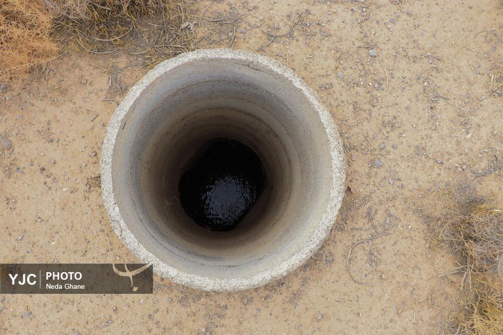 نمای نزدیک از شکاف‌های ناشی از فرونشست زمین در بناهای تاریخی و خیابان‌های اصفهان که نشان‌دهنده آسیب به زیرساخت‌ها و میراث فرهنگی است.