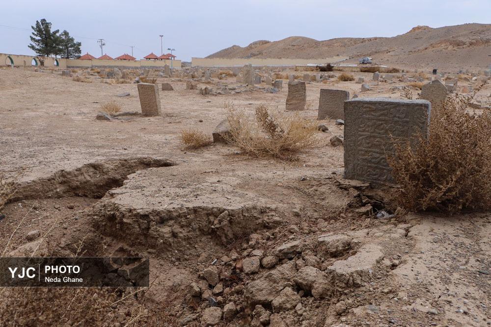 نمای نزدیک از شکاف‌های ناشی از فرونشست زمین در بناهای تاریخی و خیابان‌های اصفهان که نشان‌دهنده آسیب به زیرساخت‌ها و میراث فرهنگی است.