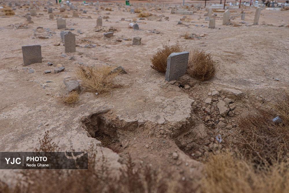 نمای نزدیک از شکاف‌های ناشی از فرونشست زمین در بناهای تاریخی و خیابان‌های اصفهان که نشان‌دهنده آسیب به زیرساخت‌ها و میراث فرهنگی است.
