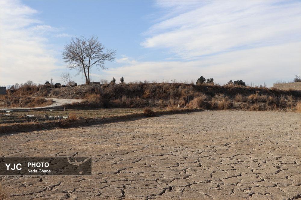 نمای نزدیک از شکاف‌های ناشی از فرونشست زمین در بناهای تاریخی و خیابان‌های اصفهان که نشان‌دهنده آسیب به زیرساخت‌ها و میراث فرهنگی است.