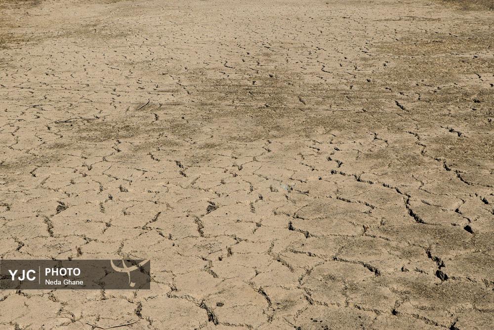 نمای نزدیک از شکاف‌های ناشی از فرونشست زمین در بناهای تاریخی و خیابان‌های اصفهان که نشان‌دهنده آسیب به زیرساخت‌ها و میراث فرهنگی است.