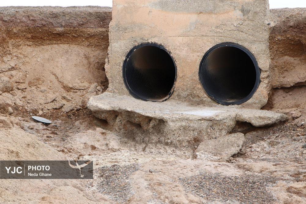 نمای نزدیک از شکاف‌های ناشی از فرونشست زمین در بناهای تاریخی و خیابان‌های اصفهان که نشان‌دهنده آسیب به زیرساخت‌ها و میراث فرهنگی است.