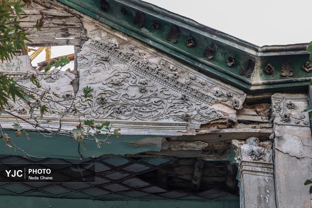 نمای نزدیک از شکاف‌های ناشی از فرونشست زمین در بناهای تاریخی و خیابان‌های اصفهان که نشان‌دهنده آسیب به زیرساخت‌ها و میراث فرهنگی است.