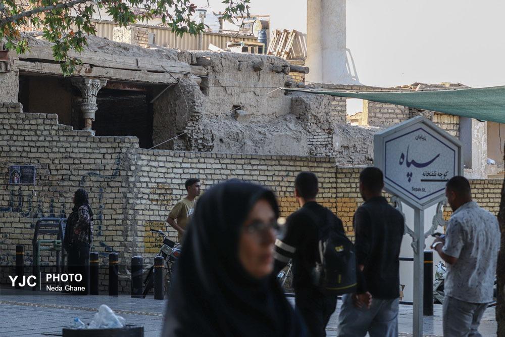 نمای نزدیک از شکاف‌های ناشی از فرونشست زمین در بناهای تاریخی و خیابان‌های اصفهان که نشان‌دهنده آسیب به زیرساخت‌ها و میراث فرهنگی است.