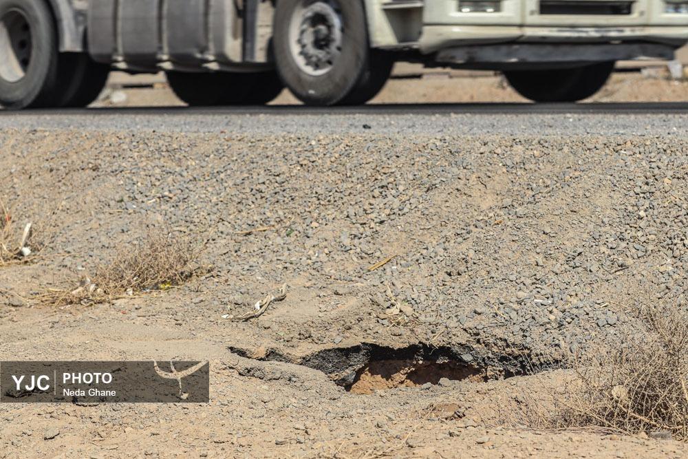 نمای نزدیک از شکاف‌های ناشی از فرونشست زمین در بناهای تاریخی و خیابان‌های اصفهان که نشان‌دهنده آسیب به زیرساخت‌ها و میراث فرهنگی است.