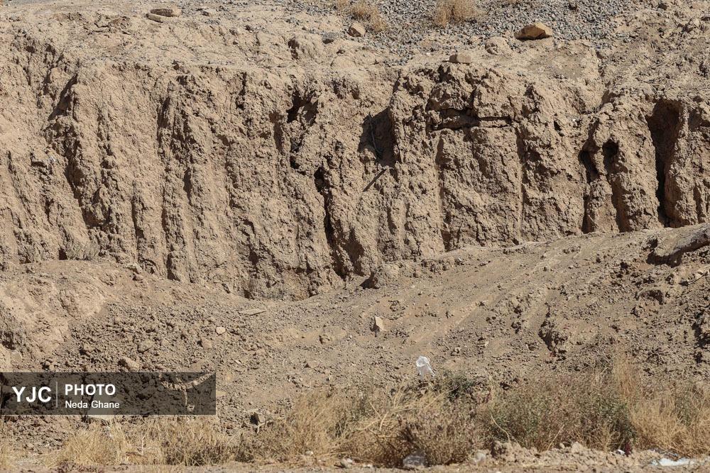 نمای نزدیک از شکاف‌های ناشی از فرونشست زمین در بناهای تاریخی و خیابان‌های اصفهان که نشان‌دهنده آسیب به زیرساخت‌ها و میراث فرهنگی است.