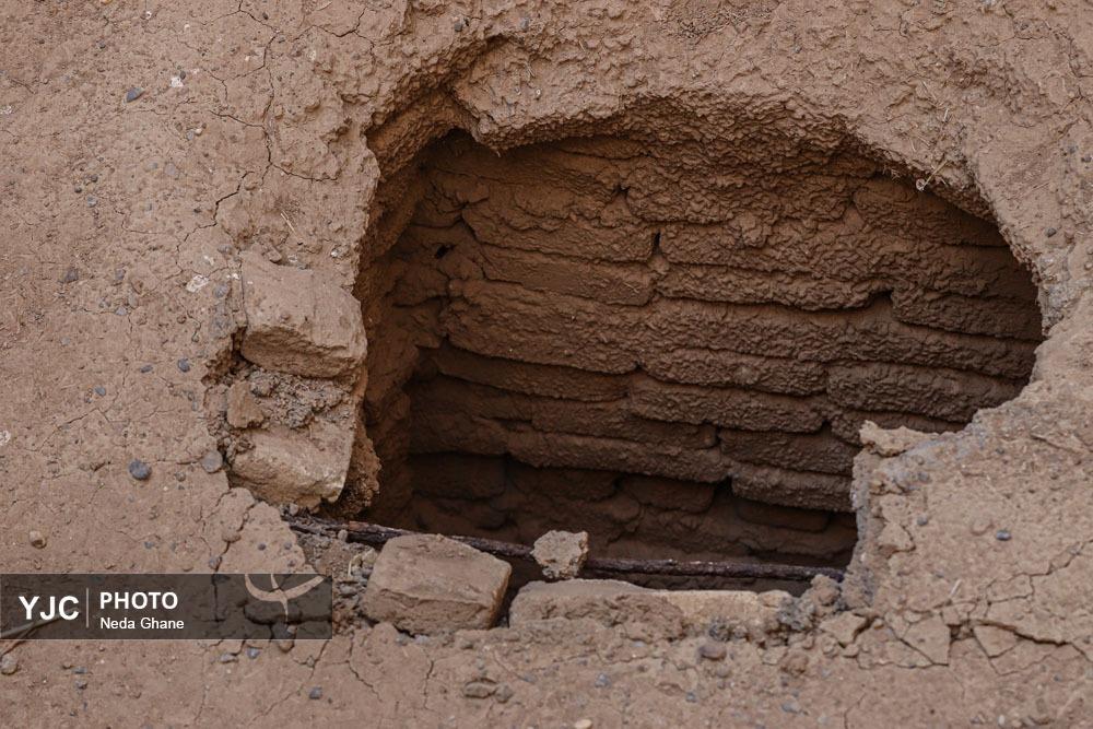 نمای نزدیک از شکاف‌های ناشی از فرونشست زمین در بناهای تاریخی و خیابان‌های اصفهان که نشان‌دهنده آسیب به زیرساخت‌ها و میراث فرهنگی است.