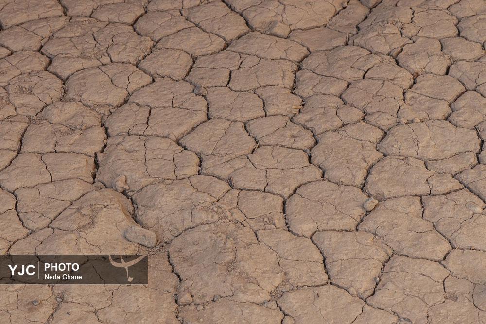 نمای نزدیک از شکاف‌های ناشی از فرونشست زمین در بناهای تاریخی و خیابان‌های اصفهان که نشان‌دهنده آسیب به زیرساخت‌ها و میراث فرهنگی است.