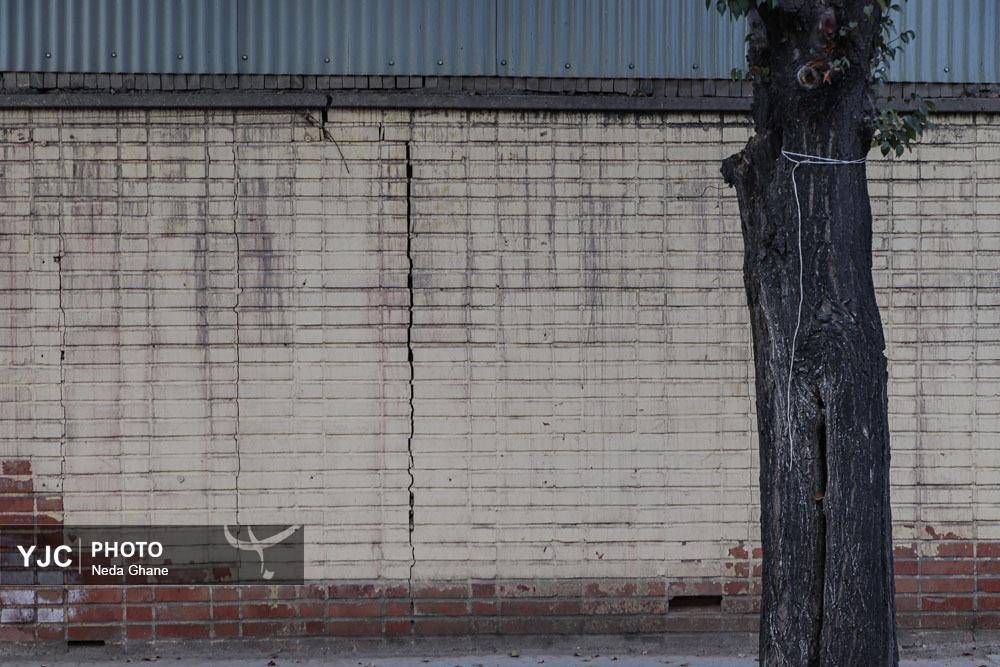 نمای نزدیک از شکاف‌های ناشی از فرونشست زمین در بناهای تاریخی و خیابان‌های اصفهان که نشان‌دهنده آسیب به زیرساخت‌ها و میراث فرهنگی است.