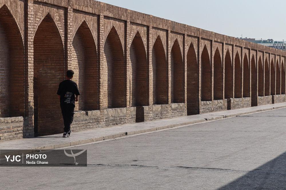 نمای نزدیک از شکاف‌های ناشی از فرونشست زمین در بناهای تاریخی و خیابان‌های اصفهان که نشان‌دهنده آسیب به زیرساخت‌ها و میراث فرهنگی است.