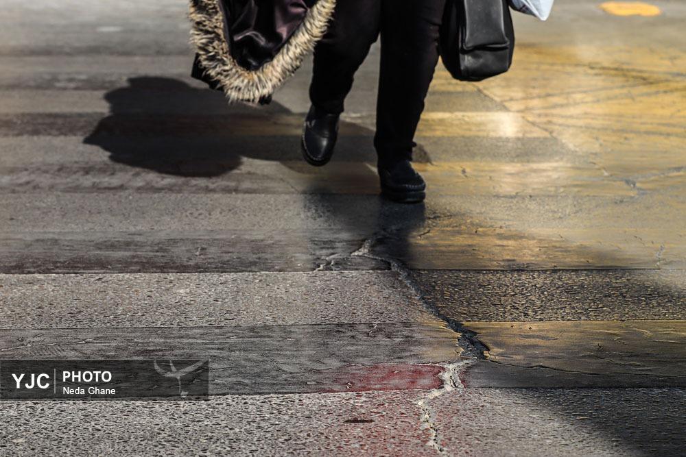 نمای نزدیک از شکاف‌های ناشی از فرونشست زمین در بناهای تاریخی و خیابان‌های اصفهان که نشان‌دهنده آسیب به زیرساخت‌ها و میراث فرهنگی است.