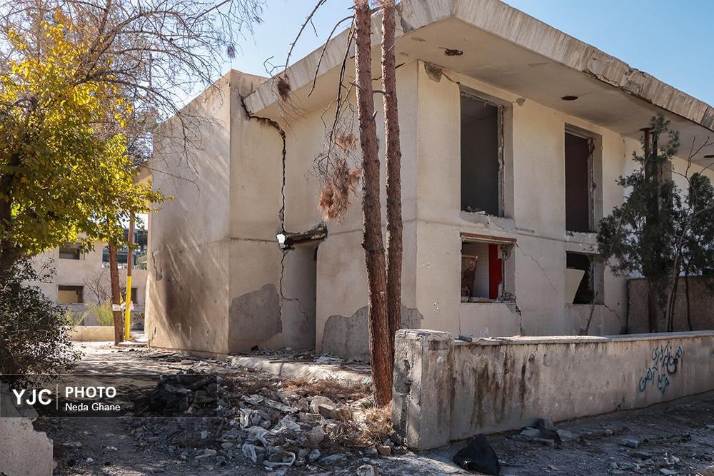 نمای نزدیک از شکاف‌های ناشی از فرونشست زمین در بناهای تاریخی و خیابان‌های اصفهان که نشان‌دهنده آسیب به زیرساخت‌ها و میراث فرهنگی است.