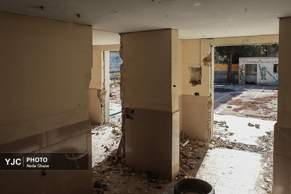 نمای نزدیک از شکاف‌های ناشی از فرونشست زمین در بناهای تاریخی و خیابان‌های اصفهان که نشان‌دهنده آسیب به زیرساخت‌ها و میراث فرهنگی است.