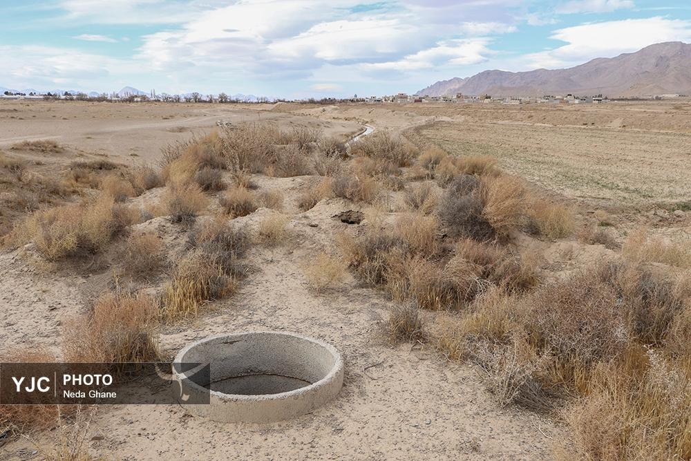 نمای نزدیک از شکاف‌های ناشی از فرونشست زمین در بناهای تاریخی و خیابان‌های اصفهان که نشان‌دهنده آسیب به زیرساخت‌ها و میراث فرهنگی است.