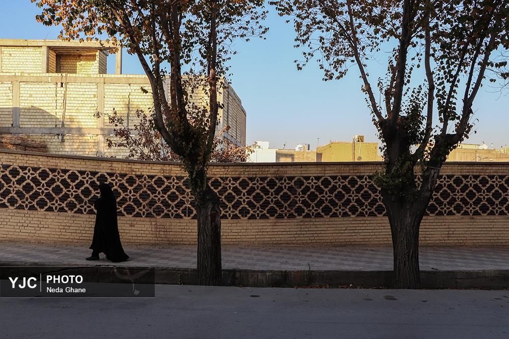 نمای نزدیک از شکاف‌های ناشی از فرونشست زمین در بناهای تاریخی و خیابان‌های اصفهان که نشان‌دهنده آسیب به زیرساخت‌ها و میراث فرهنگی است.