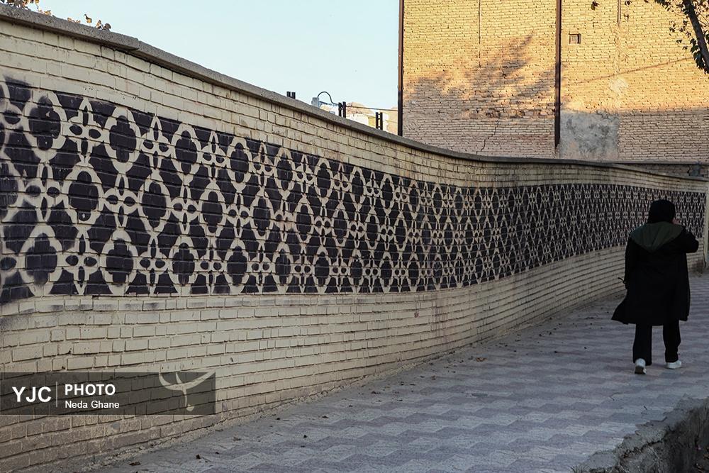 نمای نزدیک از شکاف‌های ناشی از فرونشست زمین در بناهای تاریخی و خیابان‌های اصفهان که نشان‌دهنده آسیب به زیرساخت‌ها و میراث فرهنگی است.